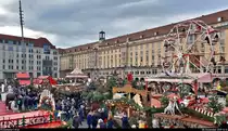 Eindr�cke des 585. Striezelmarkts auf dem Dresdner Altmarkt.
Blick von der Foto-Plattform auf das bunte Weihnachtsmarkt-Treiben mit dem Geb�udekomplex Altmarkt 21–25 auf der Westseite.
(Smartphone-Aufnahme)
[8.12.2019 | 12:14 Uhr]