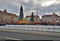 Gesamtansicht des 585. Striezelmarkts auf dem Dresdner Altmarkt, einer der ltesten und bekanntesten Weihnachtsmrkte der Welt - leider mit sperrigen Barrieren im Vordergrund.
Gut erkennbar ist auch der 92 Meter hohe Turm der Kreuzkirche Dresden.
(Smartphone-Aufnahme)
[8.12.2019 | 12:35 Uhr]