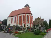 Gnodstadt, ev. luth. Pfarrkirche, Saalbau mit leicht eingezogenem Polygonalchor, Turm 13. Jahrhundert mit Helm von 1577, gotisches Langhaus, Chor sp�tgotisch  (27.08.2017)