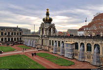Ein kleiner Rundgang auf den Auenanlagen des Dresdner Zwingers.
Blick auf das Kronentor, das an die Wallgrabenbrcke ber dem Zwingergraben anschliet.
[8.12.2019 | 13:12 Uhr]
