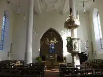 K�nzelsau, Innenraum der Ev. Stadtkirche, Kanzel von Leonhard Kern, Altar von Johann Friedrich Sommer, Triumpfkreuz von Johann Jacob Sommer (15.10.2017)