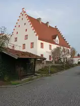 Blaibach, ehem. Schloss, zweigeschossiger und traufst�ndiger Steilsatteldachbau mit Treppengiebeln, erbaut von 1604 bis 1605, heute Gasthof (04.11.2017)