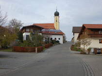 Harrling, kath. Pfarrkirche St. Bartholomus, Saalbau mit Walmdach und Ostturm mit Zwiebelhaube, erbaut von 1761 bis 1767 (04.11.2017)