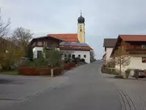 Harrling, kath. Pfarrkirche St. Bartholom�us, Saalbau mit Walmdach und Ostturm mit Zwiebelhaube, erbaut von 1761 bis 1767 (04.11.2017)