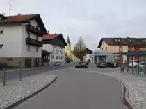 Zandt, Gasthaus zum Br�u und kath. Pfarrkirche Maria Himmelfahrt am Kirchplatz (04.11.2017)