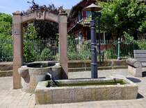 Hesselhurst, der Dorfbrunnen von 1308, an der Ortenaustrae, Mai 2020 