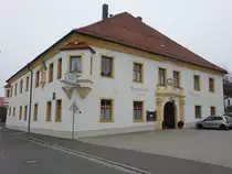 Schloss Stachesried,  zweigeschossiger Walmdachbau mit Kastenerkern, erbaut bis 1692 durch Franz Wilhelm von Pelkoven, heute Gastst�tte (05.11.2017)