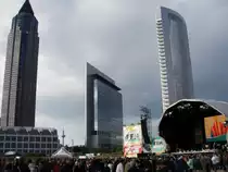 Frankfurt. Besucher bei der Abendveranstaltung des Wolkenkratzerfestivals 2007 vor dem Messeturm, Kastor und Pollux in Frankfurt am Main. Aufgenommen am 12.05.2007.