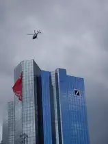 Frankfurt. Ein Helikopter berfliegt den Deutsche Bank Turm in Frankfurt am Main. Aufgenommen am 12.05.2007.