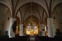 Nienburg, dreischiffiger Innenraum der Ev. Pfarrkirche St. Martin, Altar mit zwlf ausdrucksvollen kleinen Apostelfiguren aus Sandstein (14.05.2010) 