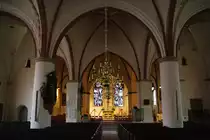 Nienburg, dreischiffiger Innenraum der Ev. Pfarrkirche St. Martin, Altar mit zwlf ausdrucksvollen kleinen Apostelfiguren aus Sandstein (14.05.2010) 