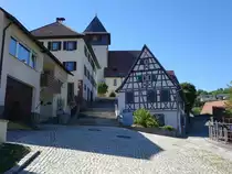 Iptingen, Ev. St. Margareten Kirche und Rathaus am Kirchberg (01.07.2018)