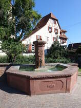 Merklingen, Brunnen von 1983 und Torturm am Kirchplatz (01.07.2018)