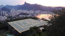 Rio de Janeiro. Blick auf die Stadt im Sonnenuntergang mit Cristo Redentor Statue am Horizont. Aufgenommen vom Zuckerhut am 24.08.2018.