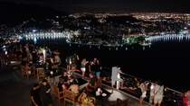 Rio de Janeiro. Nachtaufnahme der Besucherterrasse am Zuckerhut mit Stadt im Hintergrund. Aufgenommen am 24.08.2018.