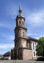 Schuttern, die katholische Pfarrkirchen, der 75m hohe Turm wurde 1722 erbaut und ist nach dem Freiburger Mnster der zweithchste Kirchturm im Erzbistum Freiburg, April 2020