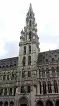 Brssel. Rathaus mit Turm am Groen Platz (Grote Markt). Aufgenommen am 28.04.2018.