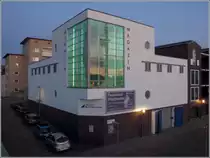 Bremerhaven. Hinter dem Eckschaufenster des Magazins des Historischen Museums h�ngt ein Elektro-LKW aus der Zeit zwischen den beiden Weltkriegen an der Wand. 08.06.2020