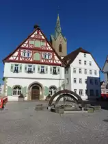 Renningen, Historisches Rathaus und St. Petrus Kirche an der Hauptstra�e, Rathaus erbaut 1590 (01.07.2018)