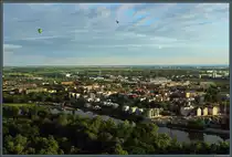 Im Magdeburger Stadtteil Buckau herrscht reges Baugeschehen. Seit ein paar Jahren entstehen hier insbesondere in Elbn�he immer mehr neue Wohnungen. Links ist die Elbf�hre Buckau zu sehen, im Hintergrund die Hallen des ehemaligen Schwermaschinenbaukombinats  Ernst Th�lmann  (SKET), einst bedeutendster Arbeitgeber Magdeburgs. (Aufgenommen am 29.05.2020 aus einem Ballon kurz nach dem Start im Stadtpark)