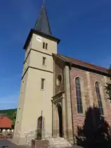 Elfershausen, kath. Pfarrkirche Maria Himmelfahrt, steinsichtiger Saalbau mit eingezogenem Chor und s�dlichem Turm, erbaut im 14. Jahrhundert, Langhaus erbaut 1866 (07.07.2018)
