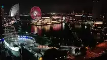 Yokohama. Nachtaufnahme der Bucht mit Museumsschiff und Riesenrad. Foto vom 03.07.2019.
