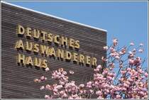 Frhling in der Stadt. Kirschblten vor dem Deutschen Auswandererhaus in Bremerhaven.