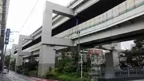 Yokohama. Effiziente Platznutzung: Auf zwei Etagen f�hren Stra�en �ber den Ookagawa River. Aufgenommen am 04.07.2019.