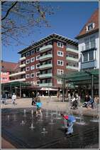 Endlich Frhling! Am sonnigen 03.05.2008 freuen sich die Kinder ber die Wasserspiele in der Brgermeister-Smidt-Strae in Bremerhaven.