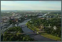 Im Zentrum von Magdeburg verzweigt sich die Elbe in mehrere Flussarme, deren gr��ter die Stromelbe ist. Sie flie�t direkt am Dom entlang und wird unter anderem von der Sternbr�cke (im Vordergrund) und der Hubbr�cke (dahinter) �berquert. Rechts befindet sich der Rotehornpark mit der Stadthalle und dem Albinm�llerturm. Rechts im Hintergrund ist der Jahrtausendturm zu sehen. (Aufgenommen am 29.05.2020 aus einem Ballon)