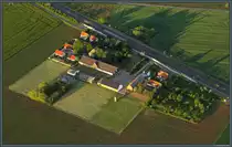 Die Siedlung Baumschule ist eine kleines Wohngebiet im Magdeburger Stadtteil Ottersleben, unmittelbar an der B 81 (ehemals Halberst�dter Chaussee). Benannt ist sie nach einer hier befindlichen Baumschule. (29.05.2020)