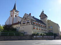 Ndlingen, ehemalige Schule und kath. Pfarrkirche St. Kilian (07.07.2018)
