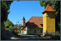 Ortszentrum von Grojena mit Trafoturm und Dorfkirche. (01.06.2020)