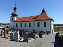 Strahlungen, kath. Pfarrkirche St. Nikolaus, erbaut im 13. Jahrhundert, Zwiebelturm von 1721, barockes Langhaus erbaut 1742, nach Westen erweitert 1911 (07.07.2018)