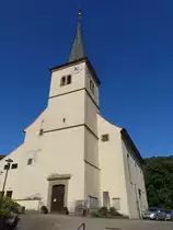 Sulzthal, kath. Pfarrkirche Maria Himmelfahrt, Saalbau mit eingezogenem Chor und westlichem Turm mit Spitzhelm, Kirchturm 12. Jahrhundert, Langhaus erbaut 1804 durch Anton W�st (07.07.2018)