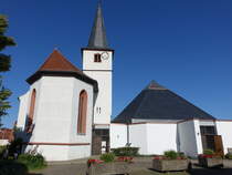Arnshausen, kath. Pfarrkirche St. Petrus und Paulus, Saalbau mit eingezogenem Chor und nrdlichem Turm mit Spitzhelm, Chorturm erbaut im 14. Jahrhundert, Langhaus und Chor von 1613, moderner Anbau von 1977 (08.07.2018)