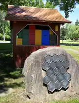 Diersburg, das Bienenhaus und die Gedenktafel verweisen auf das �rtliche Bienenmuseum, Juni 2020