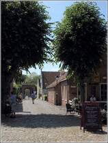 Westerwolde. Blick durch den Bisschopsweg der Festung Bourtange. Im Hintergrund ist eines der Tore zu erkennen, durch die man in die Festung gelangt.  23.06.2020