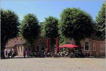 Westerwolde. Gebude am Markt in der Festung Bourtange. Ab 1960 wurde die Festung auf dem Stand von 1742 restauriert und wird als Museums- und Freizeitort gefhrt. 23.06.2020