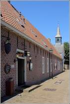 Westerwolde. Gebude in der Festung Bourtange, im Hintergrund wird es vom Turm der protestantischen Kirche berragt . 23.06.2020