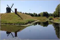 Westerwolde. Mit dem Bau der Festung Bourtange wurde 1580 begonnen. Sie erhielt die Form eines regelm��igen F�nfecks mit Bastionen an den Spitzen. Von Spitze zu Spitze betr�gt der Abstand 200 Meter. Hier ist ein Teil der Festungsw�lle und Gr�ben zu sehen. In einer Bastion wurde eine Bockwindm�hle errichtet. 23.06.2020