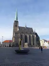 Pilsen, St. Bartholom�us Kirche, erbaut von 1320 bis 1470, h�chster Kirchturm B�hmens mit einer H�he von 103 Meter (26.06.2020)