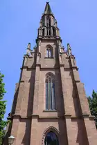 Offenburg, der schlanke Turm der evangelischen Stadtkirche,  sie wurde 1857-64 im neugotischen Stil erbaut, Juni 2020