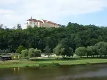 Nizbor /Miesenburg, Schloss und Hl. Kreuz Kirche �ber dem Fluss Berounka, ehem. Festung aus dem 13. Jahrhundert, Umbau im 18. Jahrhundert zu einem Barockschlo� (27.06.2020)