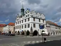Litomerice / Leitmeritz, historisches Rathaus am Mirove Namesti, erbaut von 1537 bis 1539 durch Meister Paul im Renaissancestil, Rolandfigur von 1539 (27.06.2020)