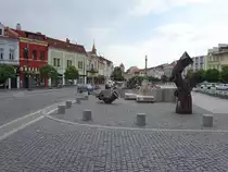 Mlada Boleslav / Jungbunzlau, Skulpturen am Hauptplatz Staromestske Namesti (28.06.2020)