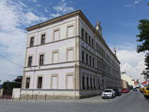 Benatky nad Jizerou / Benatek, Schulgebude am Husovo Namesti (28.06.2020)