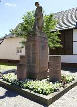 Schmieheim, Denkmal fr die Kriegsopfer im 1. und 2.Weltkrieg, neben der Markuskirche, Juli 2020