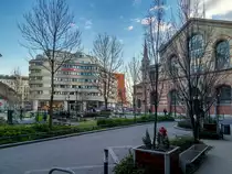 Gro�e Markthalle und ein modernes Hotel im IX Bezirk (Ferencv�ros/Franzstadt) von Budapest. Fotodatum: M�rz 2019.