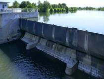 Willsttt, Blick auf eins der beiden schwenkbaren Wehre am Kinzig-Stauwehr, Mai 2020